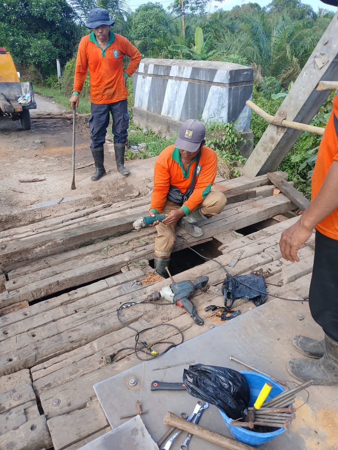 <p>Petugas lapangan dari UPTD Pemeliharaan Jalan dan Jembatan, Dinas SDABMBKPRKP Kotim saat melakukan pemeliharaan Jembatan Patah di Jalan Kapten Mulyono, Sampit, belum lama ini. (Foto: Ist) </p>