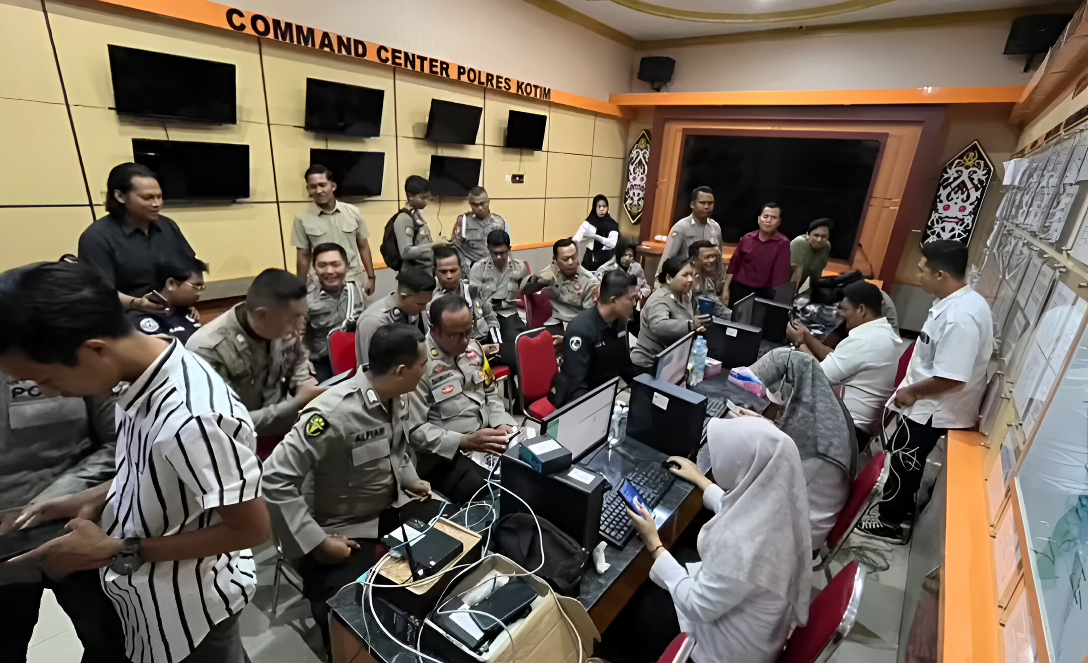 <p>Pelayanan IKD di Polres Kotim oleh petugas Disdukcapil Kotim, belum lama ini. (Foto: Disdukcapil) </p>