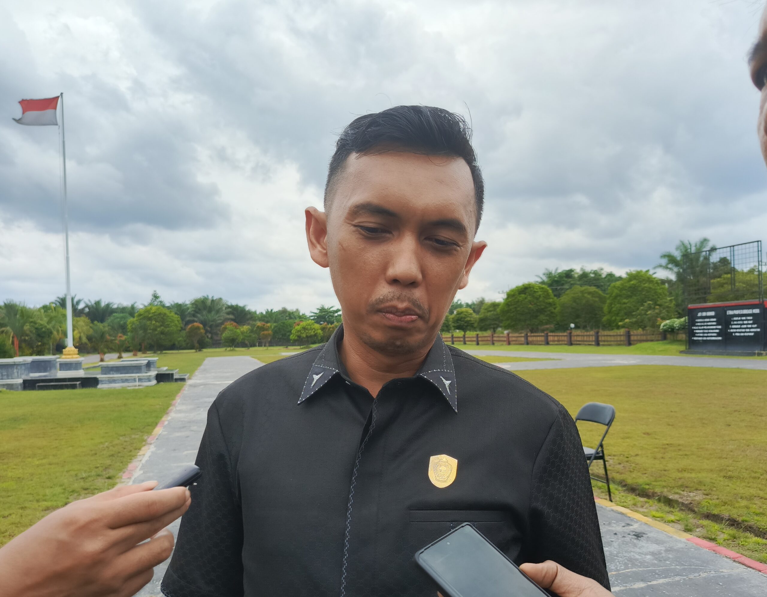<p>Anggota Komisi I DPRD Kotim, Wahito Fajriannoor saat diwawancarai usai menghadiri penyambutan Komandan Batalyon B Pelopor yang baru, Jumat (17/10/2025). (Foto: Apri) </p>