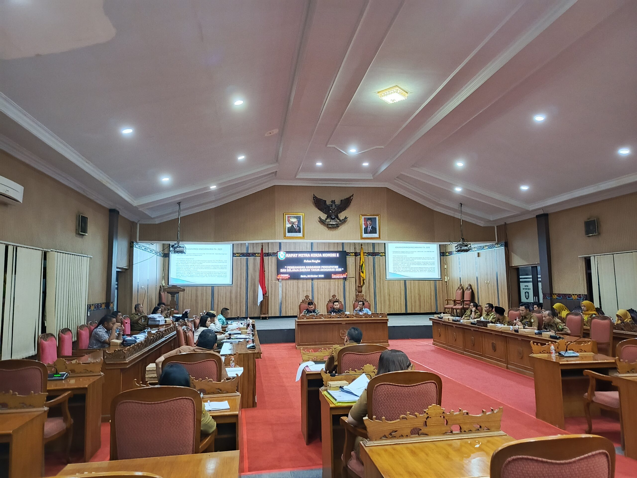 <p>Komisi I DPRD Kotim bersama DPMPTSP Kotim saat membahas rancangan APBD Tahun Anggaran 2026, dalam rapat kerja di Ruang Rapat Paripurna DPRD Kotim, Senin (20/10/2025). (Foto: Apri) </p>