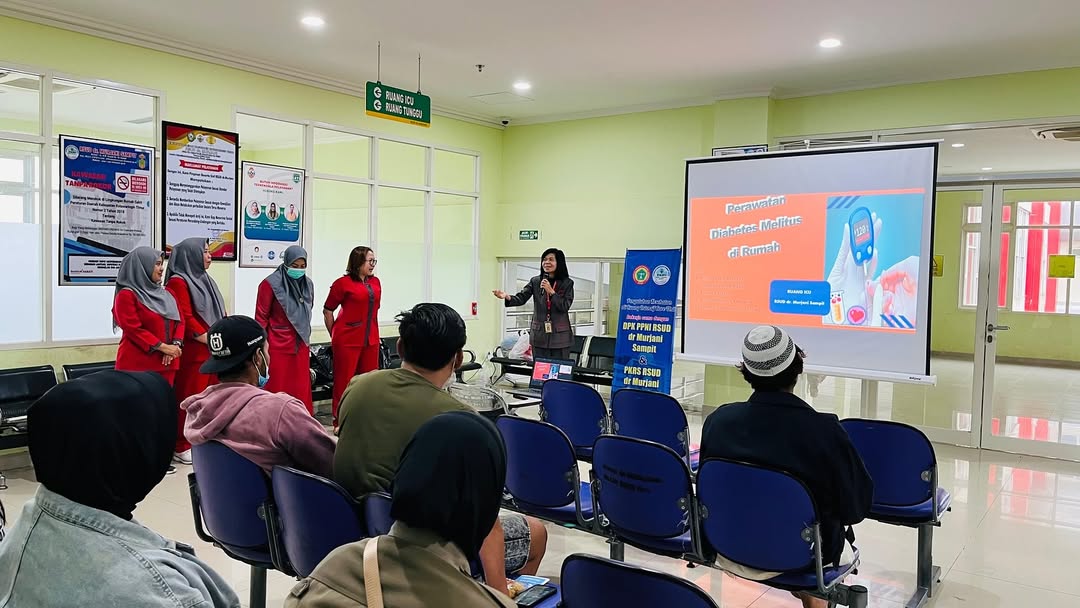 <p>Petugas RSUD dr Murjani Sampit saat melakukan promosi kesehatan tentang perawatan Diabetes Melitus kepada masyarakat, beberapa waktu lalu. (Foto: RSUD) </p>