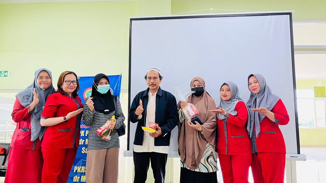 <p>Petugas RSUD dr Murjani Sampit saat foto bersama dengan masyarakat yang menerima promosi kesehatan tentang Diabetes Melitus. (Foto: RSUD) </p>
