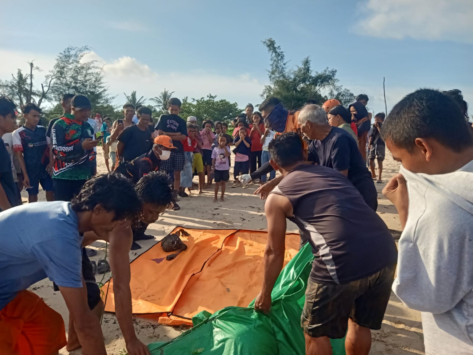 <p>Proses evakuasi jasad korban yang dilakukan tim gabungan dibantu oleh warga setempat, Jumat (10/10/2035). (FOTO : ISTIMEWA)</p>