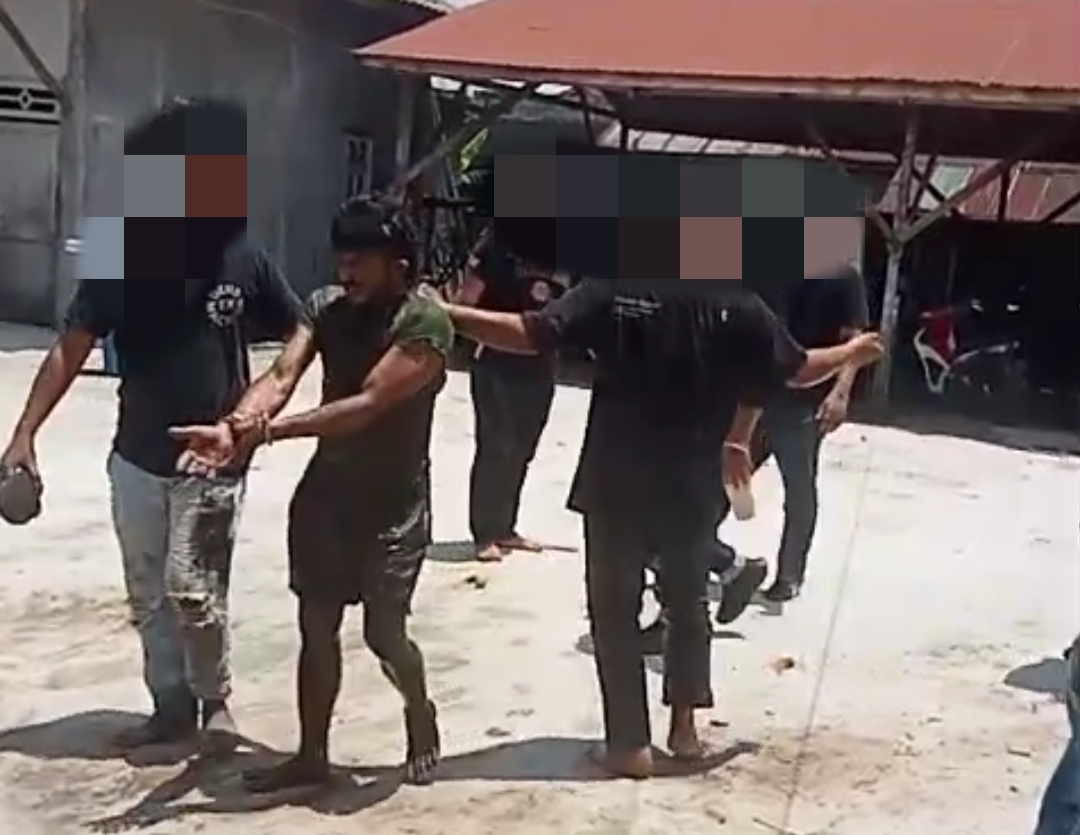 <p>Tangkapan layar dari video petugas sedang menggiring pria yang ditangkap di kawasan Pasar Keramat Sampit, Selasa (14/10/2025). (Foto : Istimewa)</p>