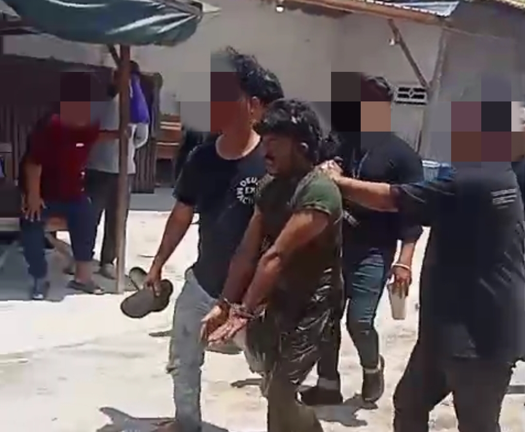 <p>Tangkapan layar dari video petugas sedang menggiring pria yang ditangkap di kawasan Pasar Keramat Sampit, Selasa (14/10/2025). (Foto : Istimewa)</p>