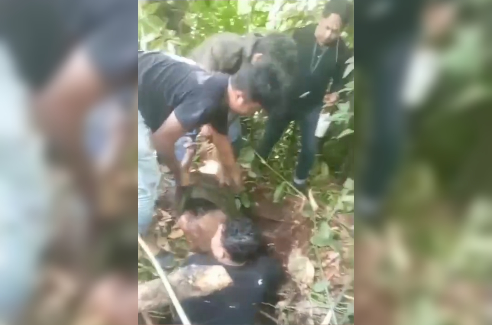 <p>Tangkapan layar dari video petugas sedang menarik pelaku dari dalam sumur tidak terpakai, Selasa (14/10/2025). (Foto : Istimewa)</p>