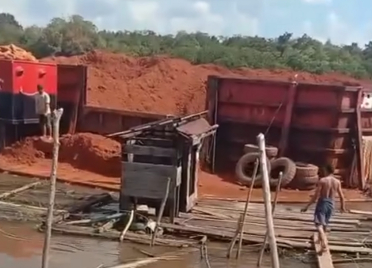 <p>Tangkapan layar tongkang pengangkut bauksit tabrak lanting warga di Desa Luwuk Bunter, Kecamatan Cempaga, Selasa (14/10/2025) (Foto : Ist)</p>