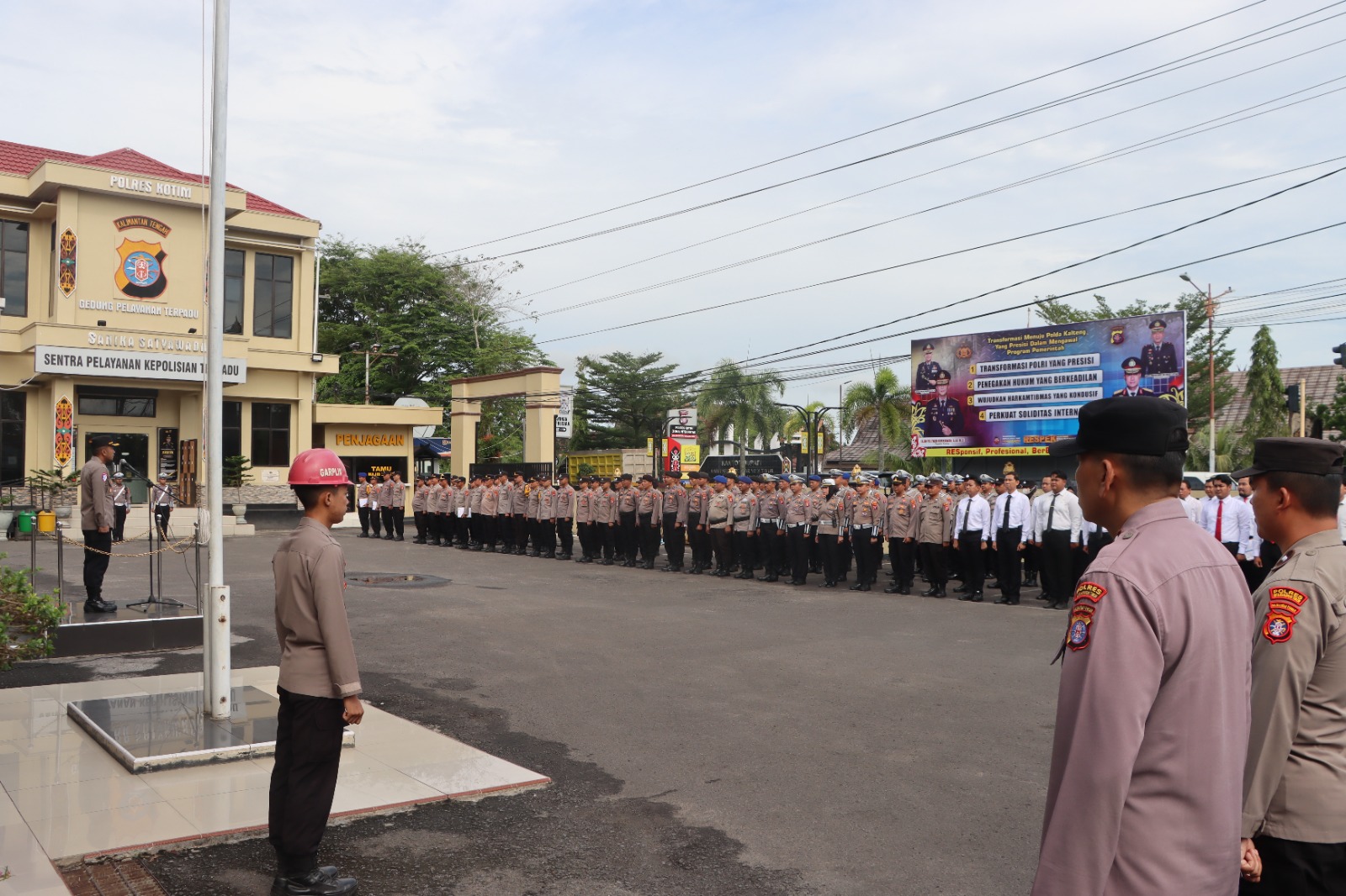 <p>Suasana Apel Pagi di Mapolres Kotim, Senin (27/10/2025).  (Foto : Arunika)</p>