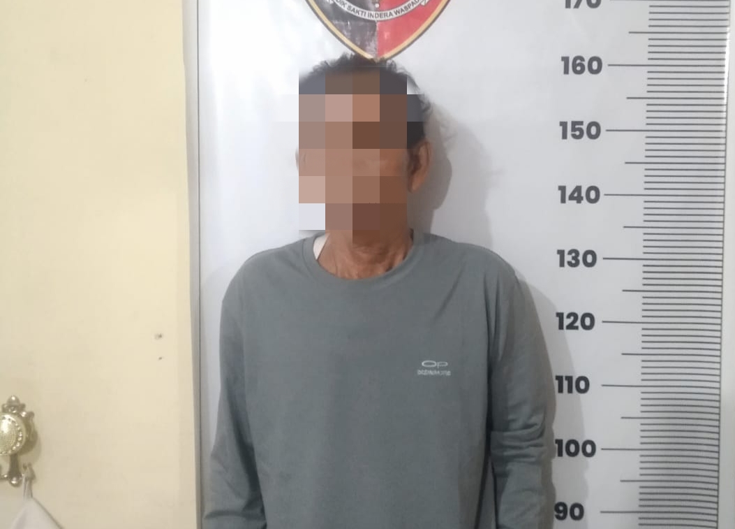 <p>Tersangka saat berada di ruang pemeriksaan Unit Reskrim Polsek Telawang, Selasa (28/10/2025). (Foto : Arunika)</p>