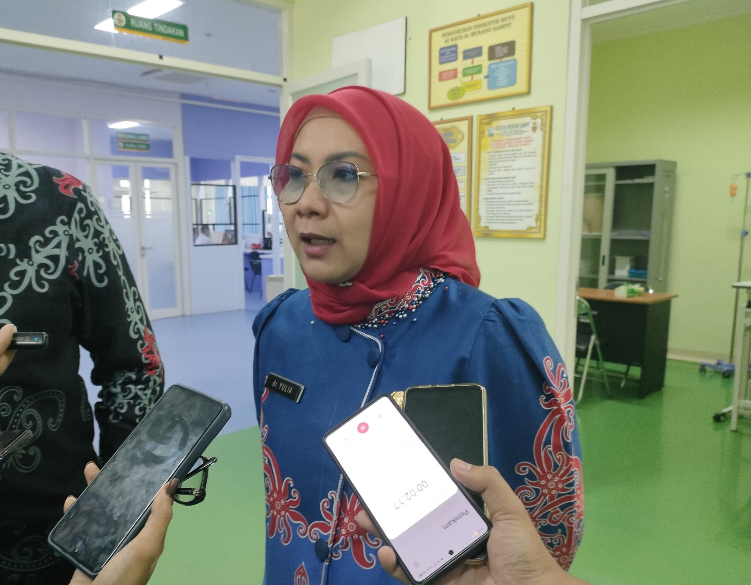 <p>Plt Direktur RSUD dr Murjani Sampit, dr Yulia Nofiany saat diwawancarai, belum lama ini. (Dok: Apri) </p>