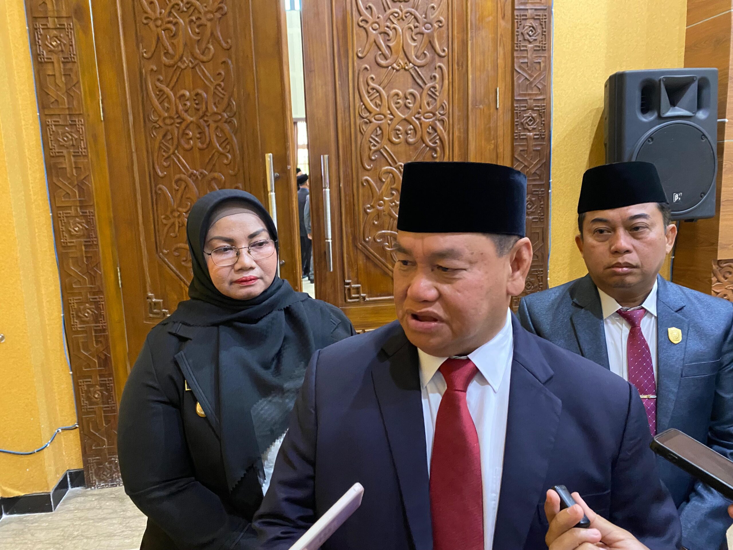 <p>Bupati Kotim, Halikinnor saat diwawancarai, Rabu (22/10/2025). (Foto : Apri)</p>