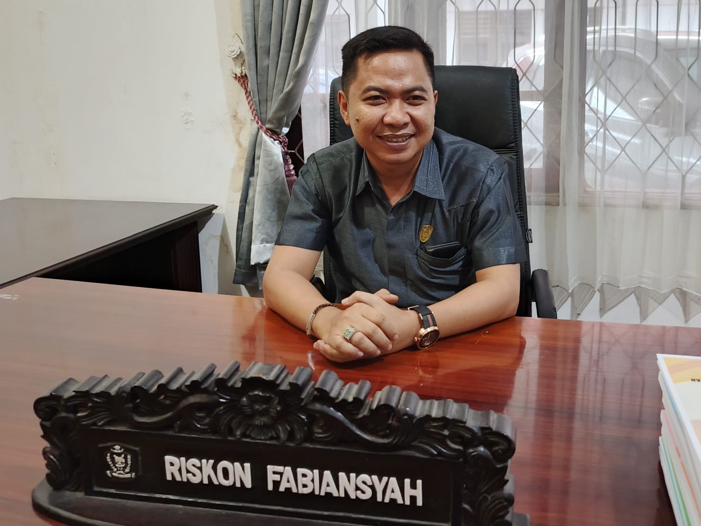 <p>Wakil Ketua Komisi III DPRD Kotim, Riskon Fabiansyah saat diwawancarai, Kamis (16/10/2025). (Foto: Apri) </p>