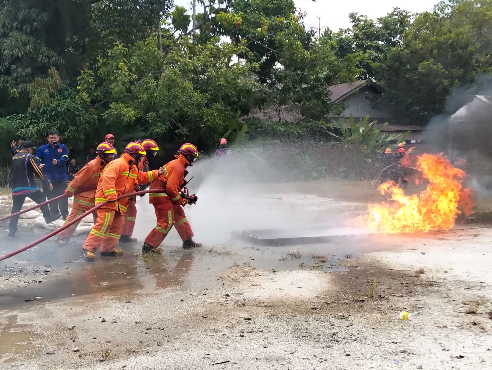 <p>Petugas Damkar Kotim memadamkan api saat kegiatan simulasi, pada Rabu (8/10/2025). (Foto: Apri)</p>