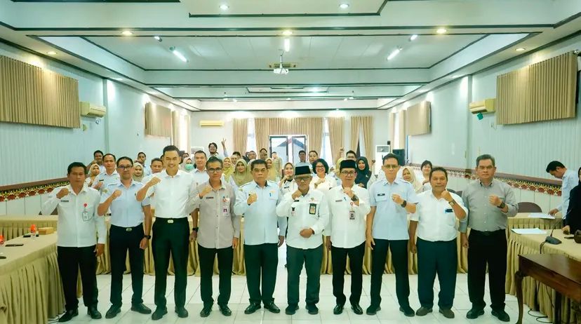 <p>Sejumlah pejabat di lingkup Setda Kotim berfoto bersama usai melangsungkan sertijab, pada Rabu (8/10/2025). (Foto: Ist) </p>