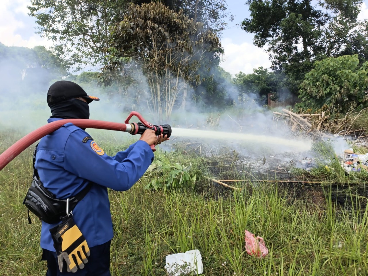 <p>Petugas Damkar Kotim saat melakukan pemadaman api yang membakar semak belukar area di pinggir lapangan sepak bola Stadion 29 November Sampit, Jumat (10/10/2025). (Foto: Damkar) </p>