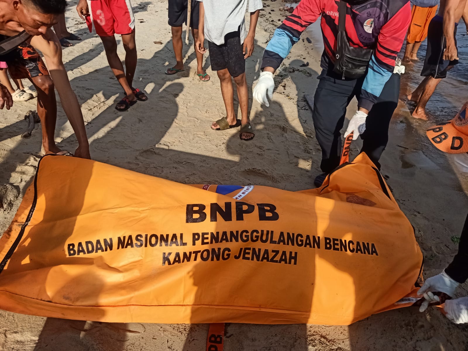 <p>Petugas gabungan saat berhasil menemukan jenazah yang kedua di wilayah Ujung Pandaran, pada Jumat (10/10/2025). (Foto: BPBD) </p>