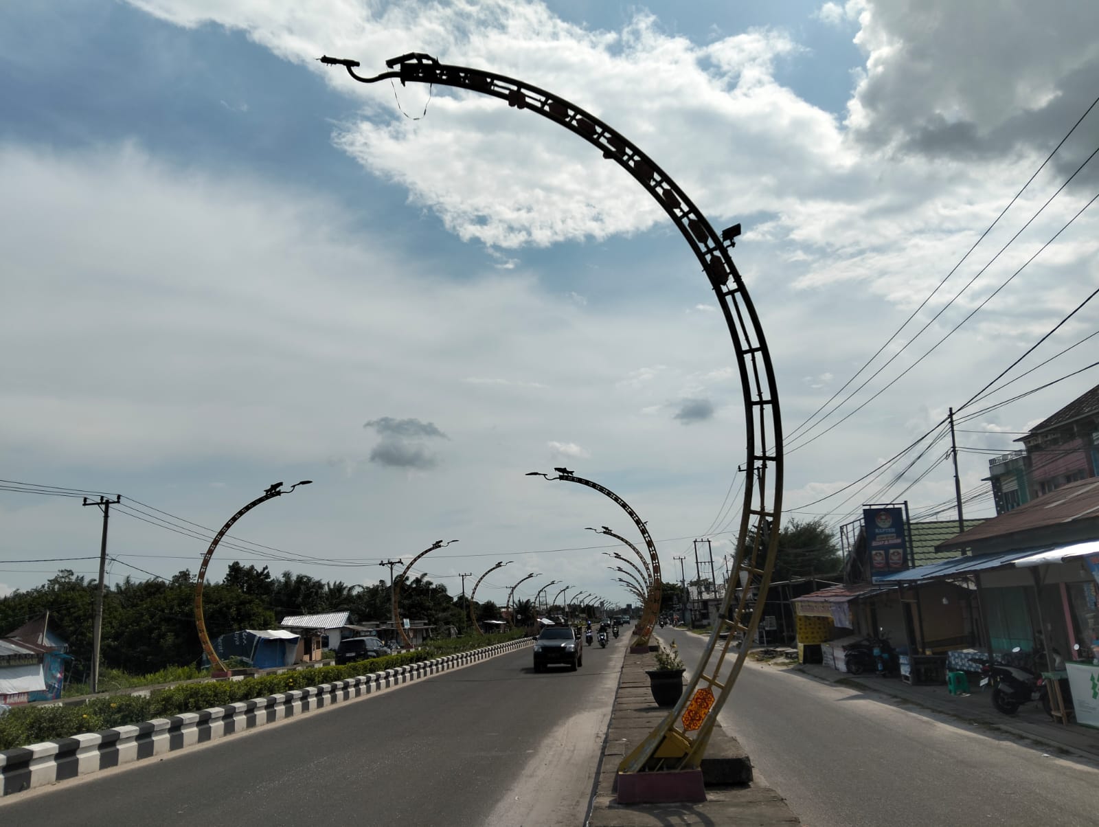 <p>PJU Nur Mentaya usai disenggol truk, pada Jumat (10/10/2025). (Foto: Apri)</p>