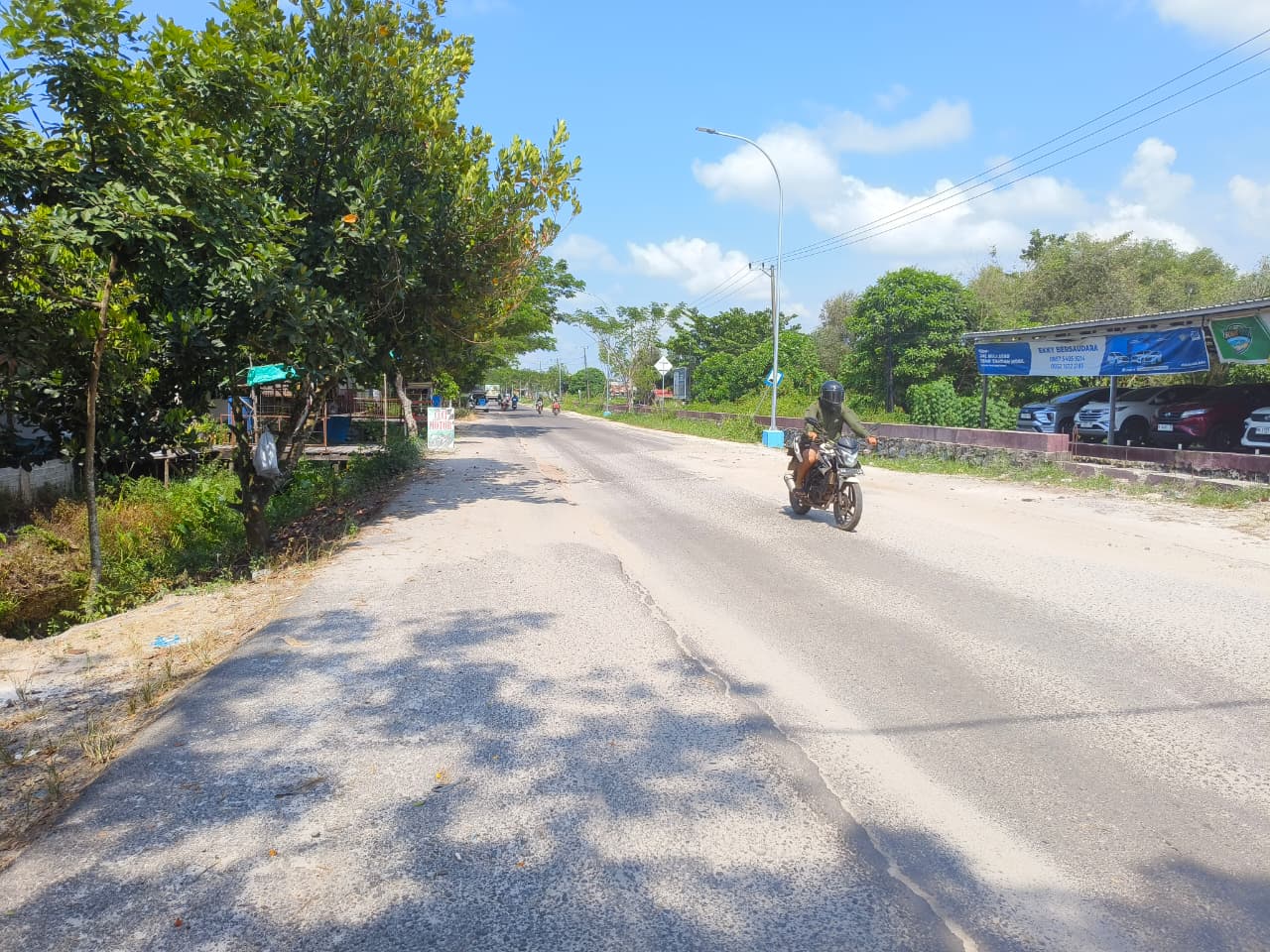 <p>Kondisi Jalan Pramuka, Sampit, Kabupaten Kotim, Selasa (14/10/2025). (Foto: Apri) </p>