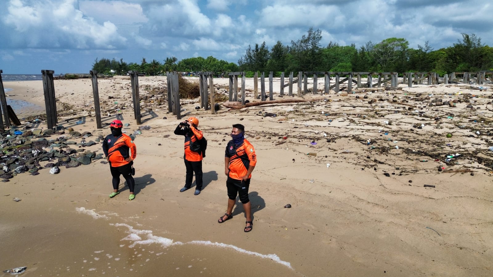 <p>Tim gabungan saat melakukan evakuasi terhadap jenazah ketiga dalam operasi pencarian korban kecelakaan laut, pada Minggu (12/10/2025). (Foto: BPBD) </p>