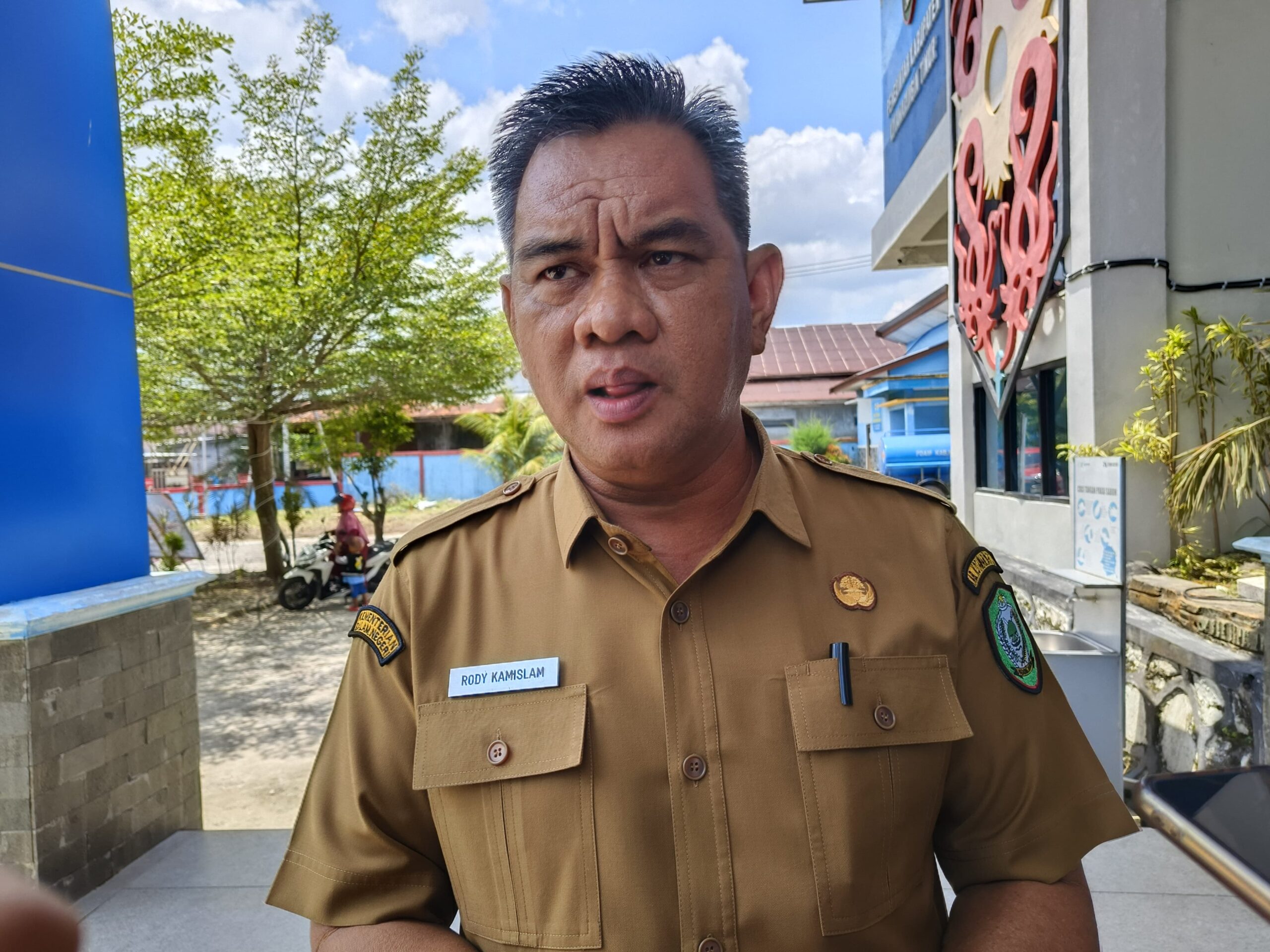 <p>Plt Asisten II Setda Kotim, Rody Kamislam saat diwawancarai, Senin (13/10/2025). (Foto: Apri)</p>