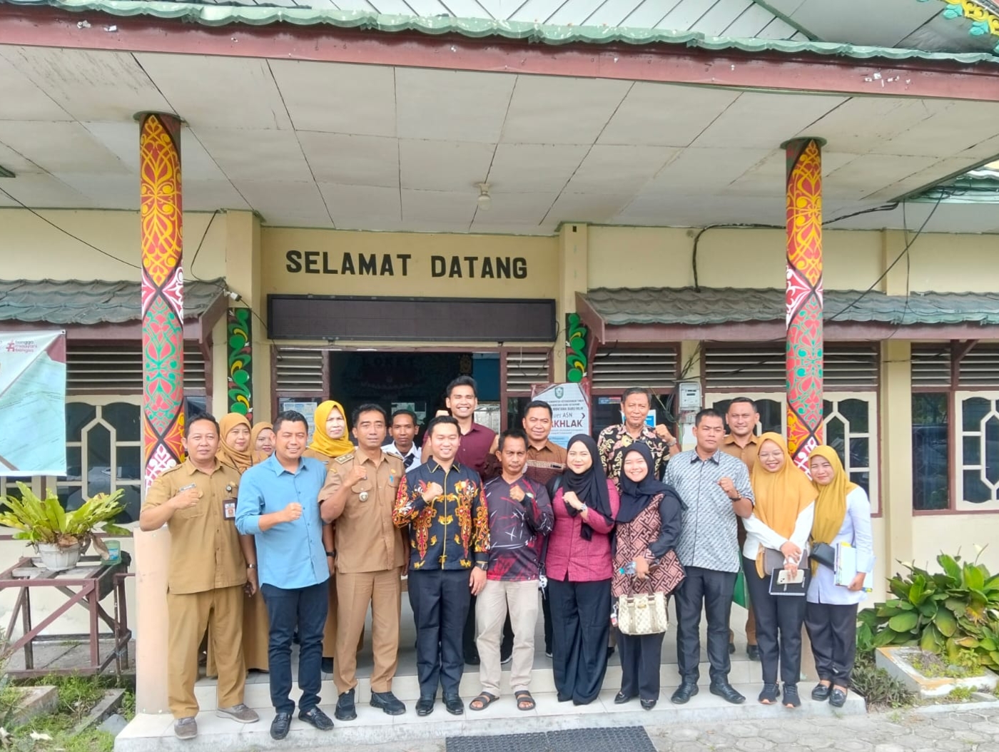 <p>DPRD Kotim Dapil 1 saat foto bersama usai melaksanakan kegiatan reses di MB Hilir, Senin (13/10/2025). (Foto: Apri)</p>