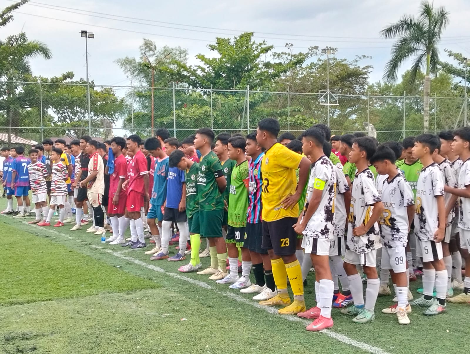 <p>Ratusan peserta mengikuti turmanen mini soccer antar pelajar se-Kotim inisiasi guru-guru olahraga di Kotim, pada Minggu (12/10/2025). (Foto: Apri)</p>