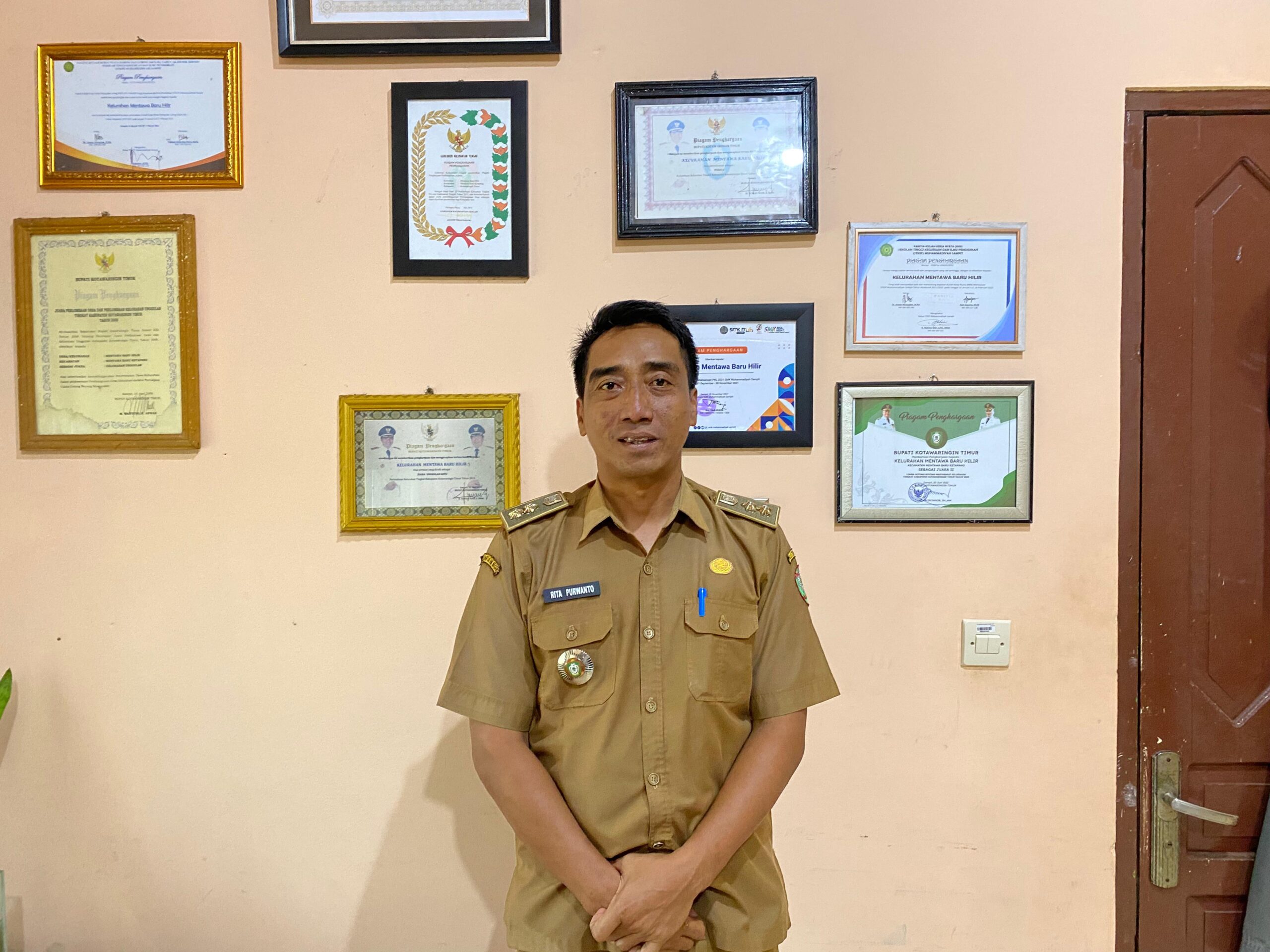 <p>Lurah Mentawa Baru Hilir, Rita Purwanto, Selasa (14/10/2025). (Foto: Apri) </p>
