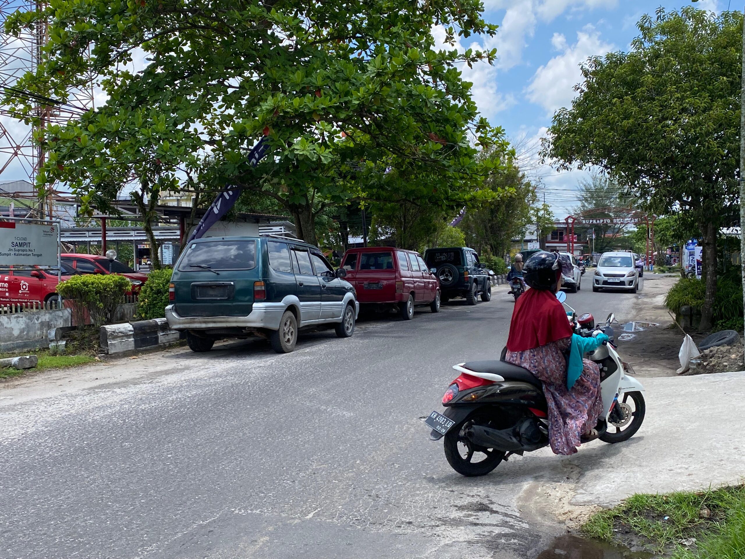 <p>Nampak Jalan Suprapto yang kerap digunakan para pengendara roda 4 untuk mengantri BBM, Selasa (14/10/2025). (Foto: Apri) </p>
