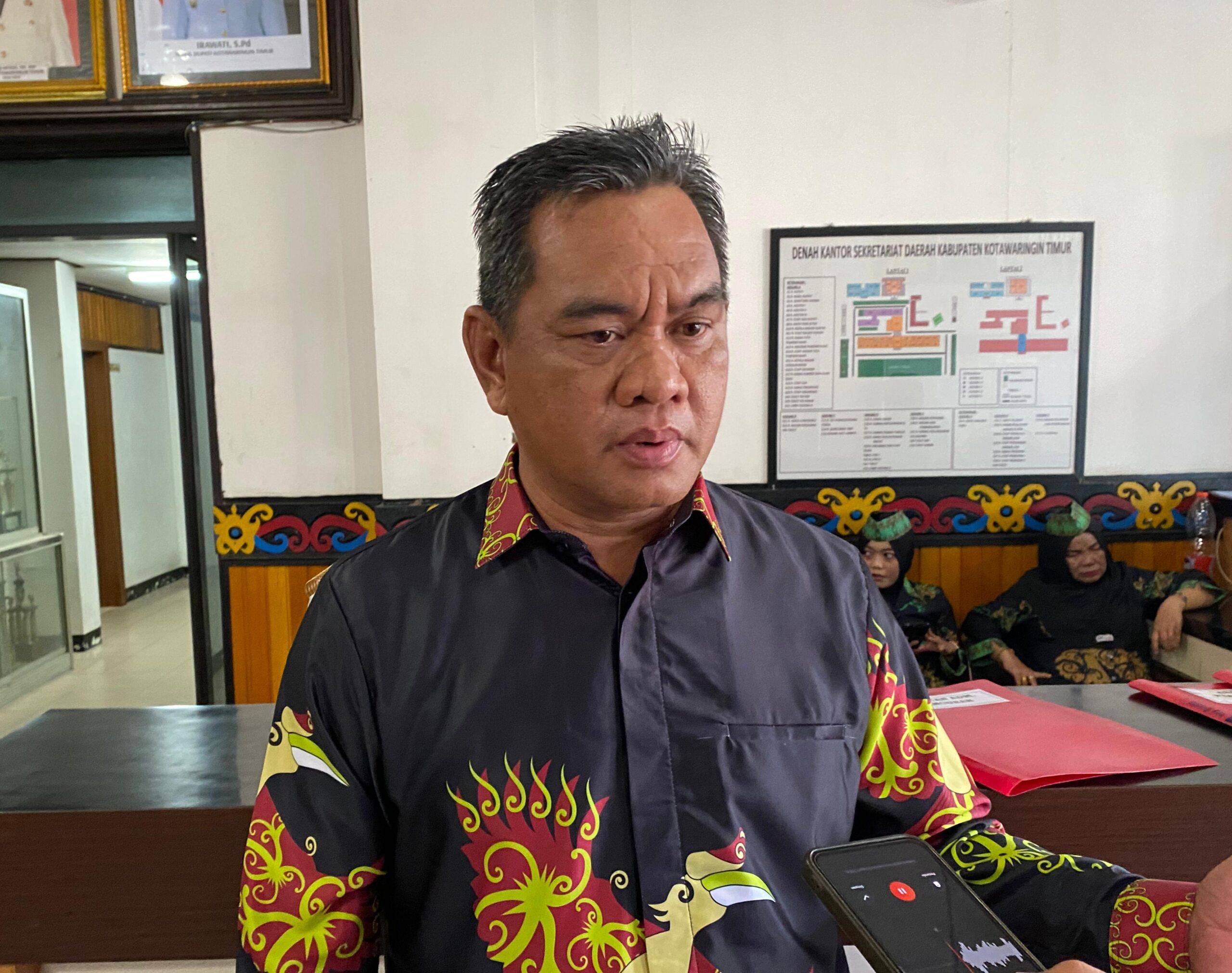 <p>Plt Asisten II Setda Kotim, Rody Kamislam saat diwawancarai, belum lama ini. (Dok: Apri) </p>