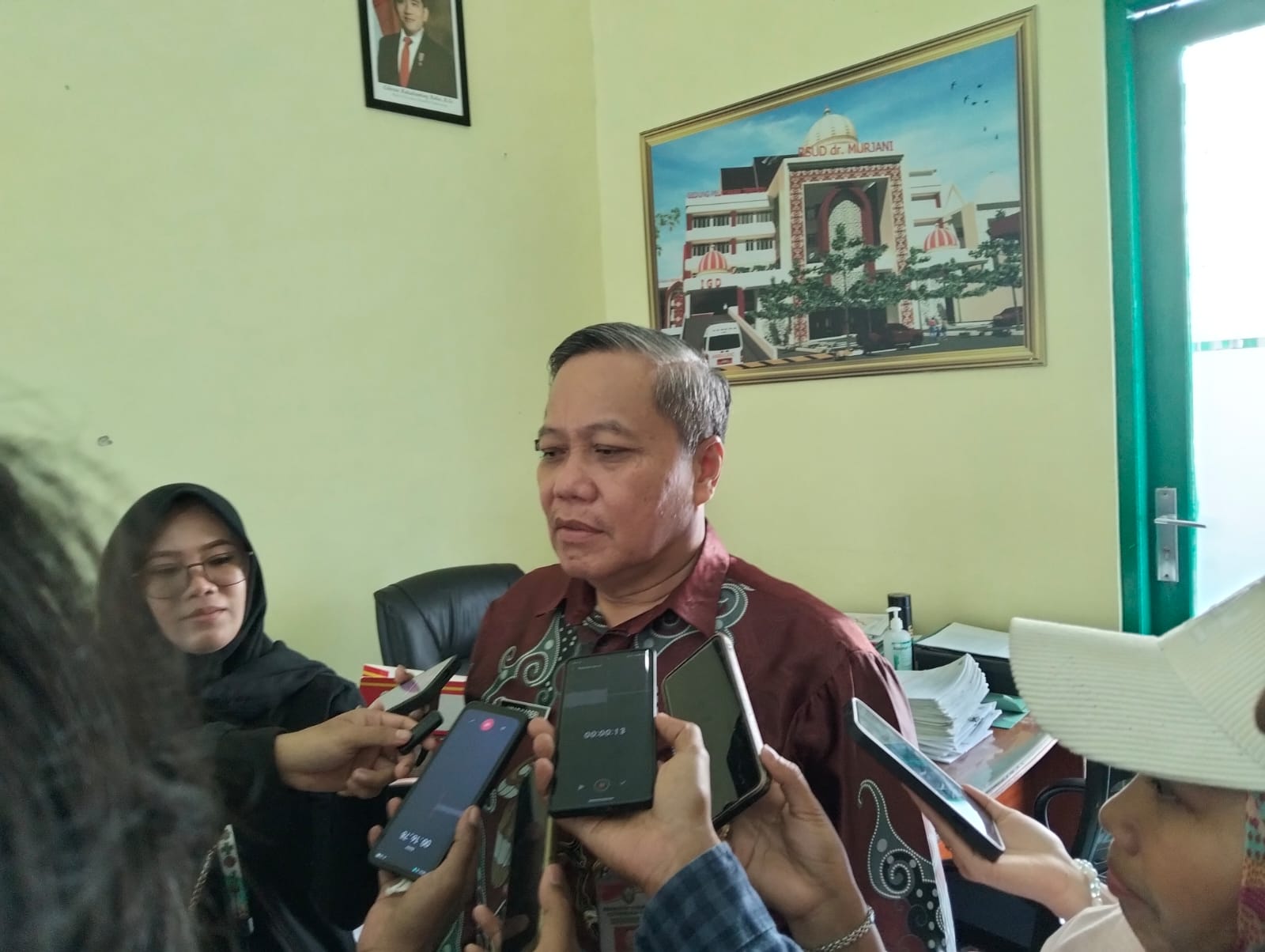 <p>Kepala Dinkes Kotim, Umar Kaderi saat diwawancarai, Kamis (16/10/2025). (Foto: Apri)</p>