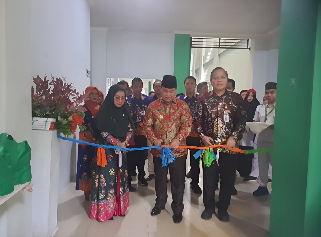 <p>Bupati Kotim, Halikinnor didampingi Kepala Dinkes Kotim, Umar Kaderi dan Plt RSUD dr Murjani Sampit, dr Yulia saat meresmikan Ruang Tulip KRIS ditandai dengan pemotongan pita, Kamis (16/10/2025). (Foto: Apri) </p>