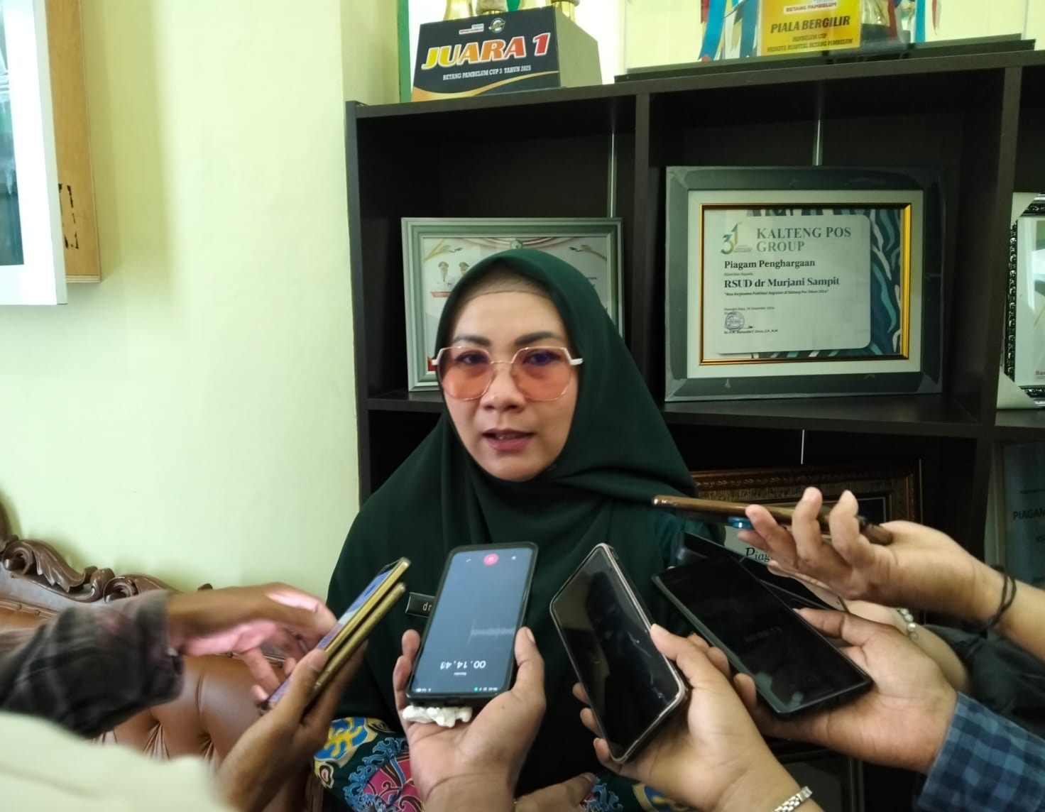 <p>Plt Direktur RSUD dr Murjani Sampit, dr Yulia Nofiany saat diwawancarai, Kamis (16/10/2025) lalu. (Foto: Apri) </p>