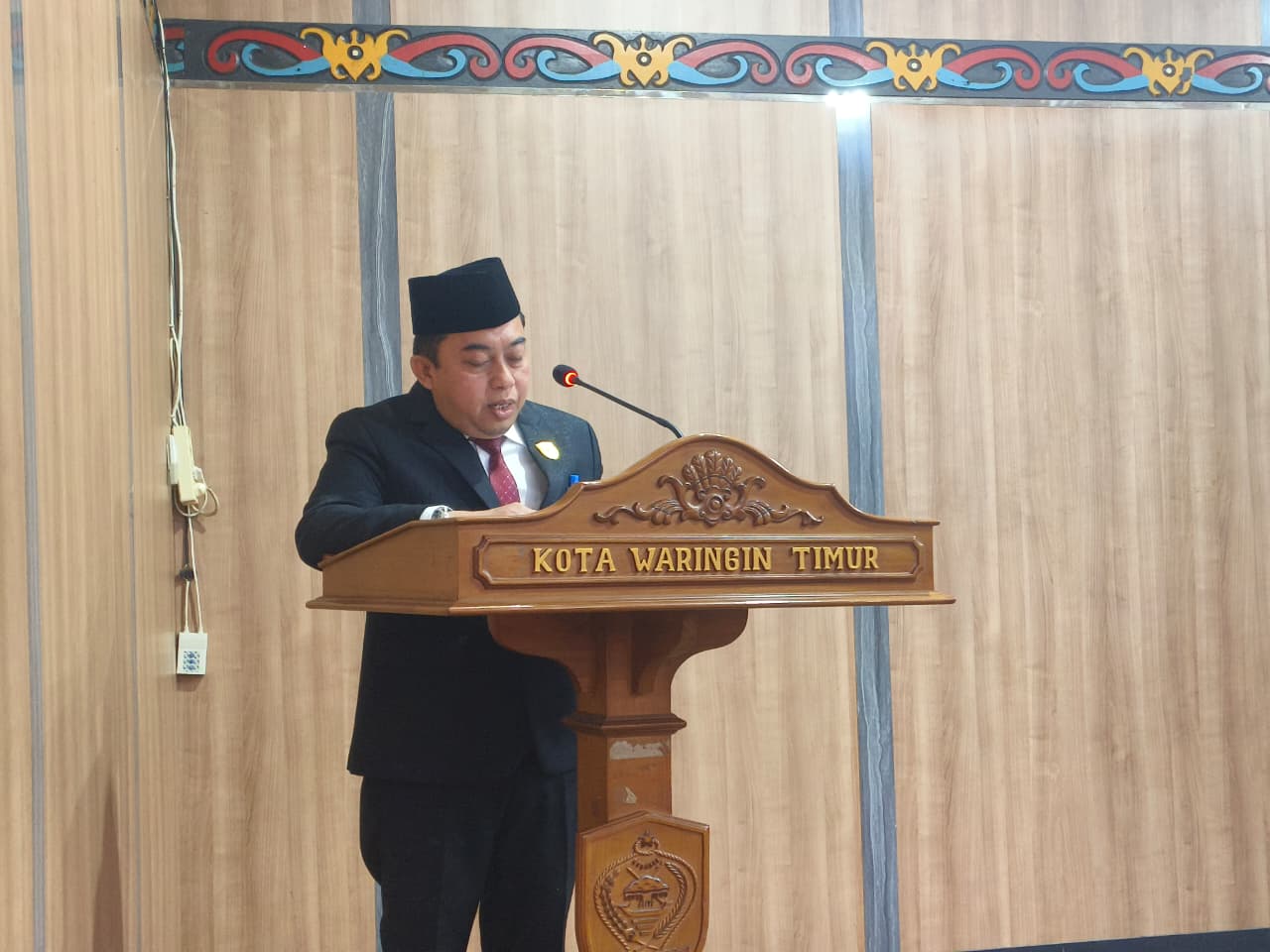 <p>Ketua DPRD Kotim, Rimbun saat menyampaikan pidato pada giat paripurna, belum lama ini. (Dok: Apri) </p>