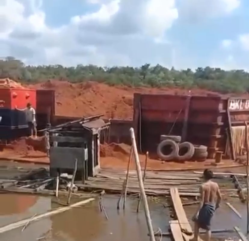<p>Kapal tongkang saat menabrak lanting warga dusun Teluk Tewah, Kecamatan Cempaga, Kabupaten Kotim, pada Selasa (14/10/2025) lalu. (Foto: Ist)</p>