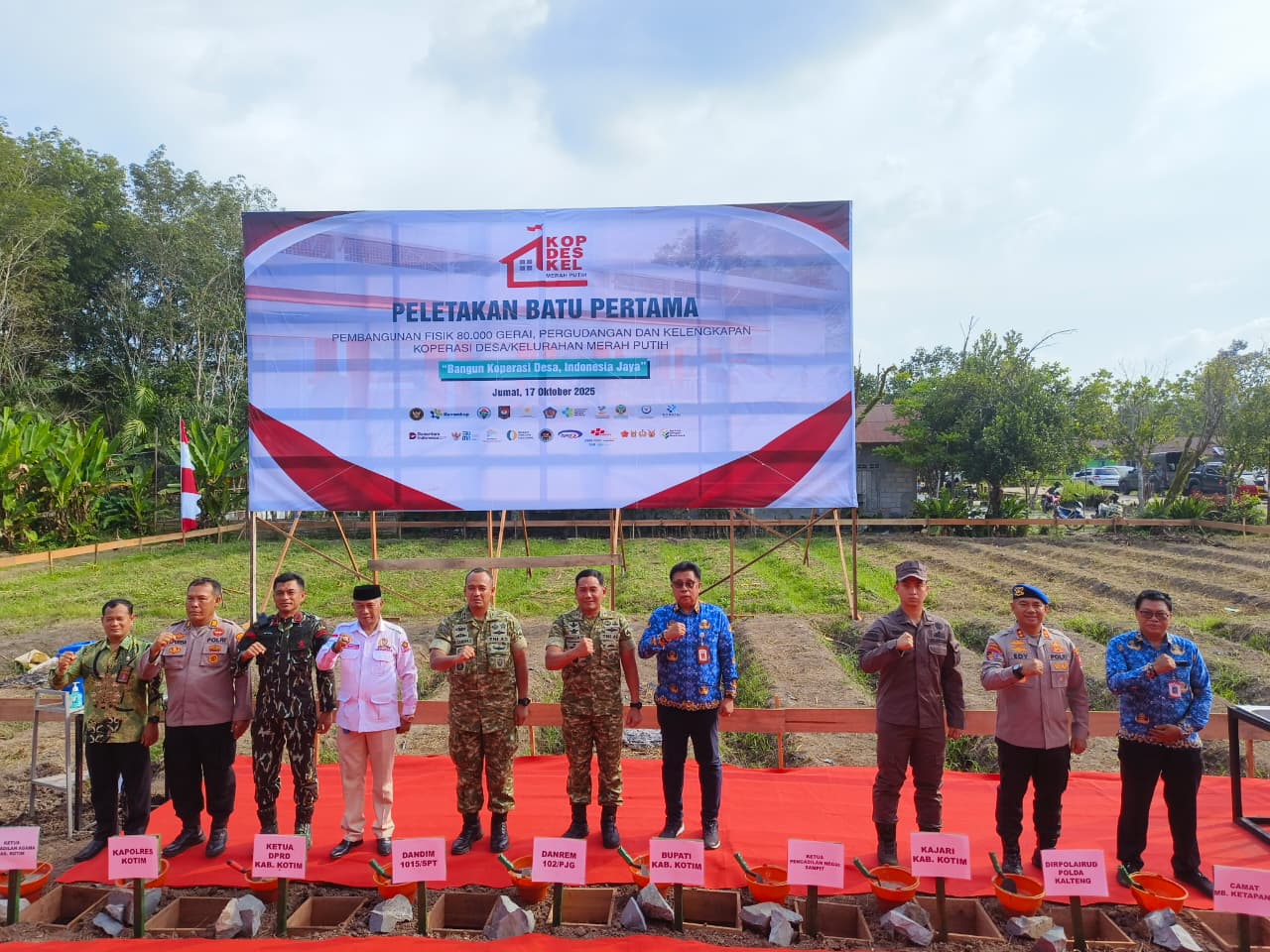 <p>Anggota DPRD Kotim, Akhyanoor saat menghadiri peletakan batu pertama pembangunan fisik gerai, pergudangan, dan kelengkapan Koperasi Desa/Kelurahan Merah Putih yang dilaksanakan secara virtual di Desa Eka Bahurui, Kecamatan Mentawa Baru Ketapang, Jumat (17/10/2025). (Foto: Apri) </p>