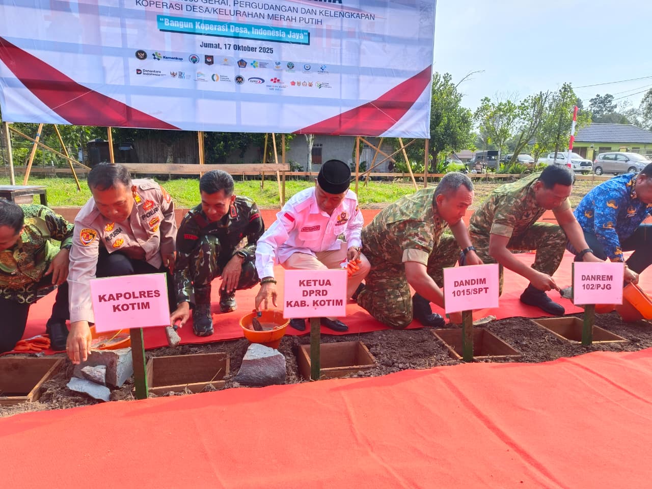 <p>Groundbreaking yang digelar di Desa Eka Bahurui, Kecamatan Mentawa Baru Ketapang, Kabupaten Kotim, pada Jumat (17/10/2025) sore. (Foto: Apri) </p>