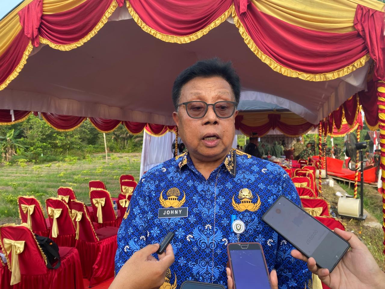 <p>Kepala Dinas Koperasi, UKM, Perindustrian, dan Perdagangan Kotim, Johny Tangkere saat diwawancarai, Jumat (17/10/2025). (Foto: Apri) </p>