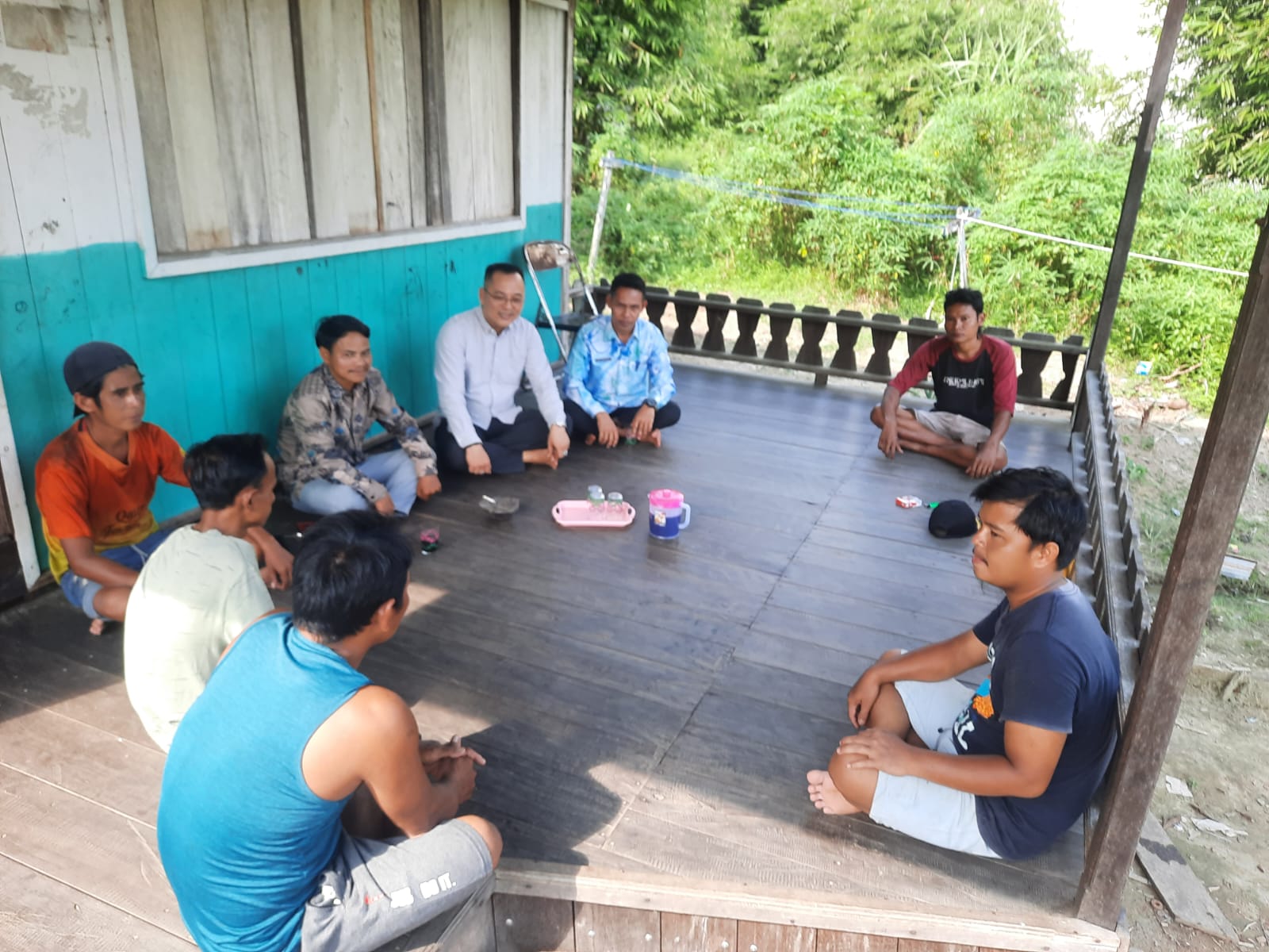<p>Anggota DPRD Kotim Dapil 5 Hendra Sia saat reses di Desa Tumbang Tawan, Kecamatan Bukit Santuai, pada Jumat (17/10/2025). (Foto: Ist)</p>