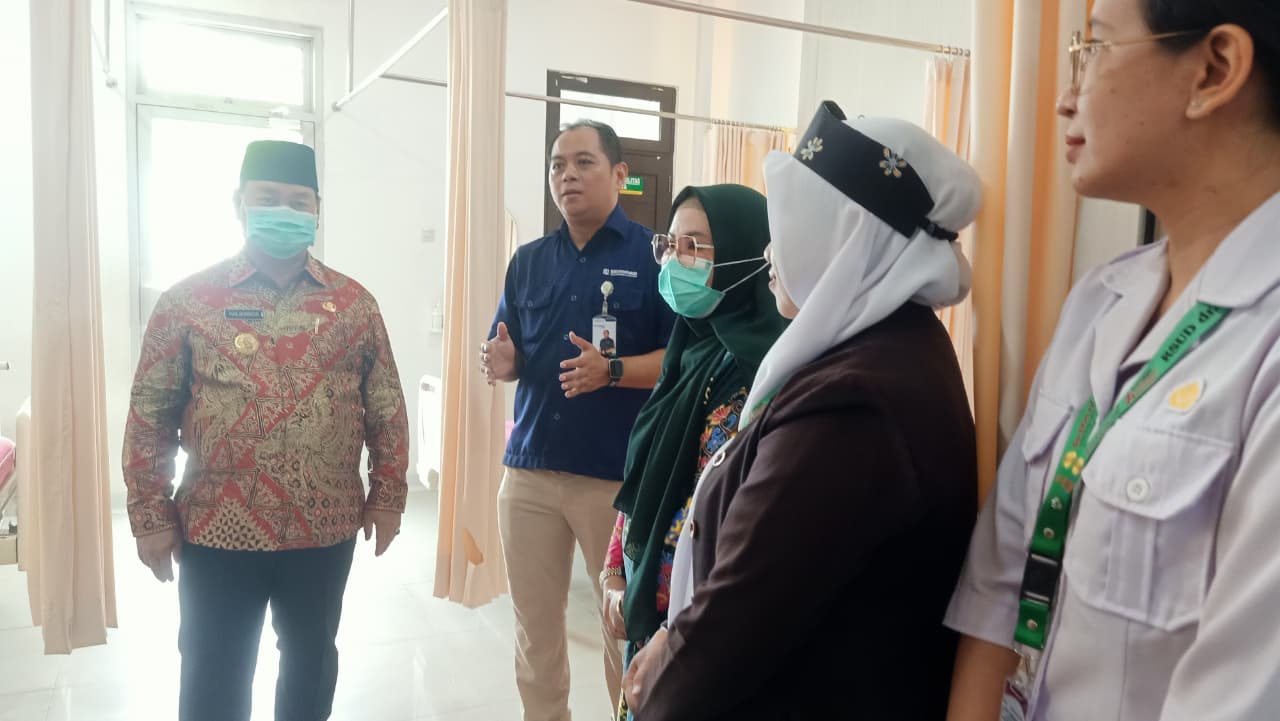 <p>Bupati Kotim, Halikinnor didampingi Plt Direktur RSUD dr Murjani Sampit saat meninjau beberapa ruangan di pasien di RSUD dr Murjani Sampit, belum lama ini. (Foto: Apri) </p>