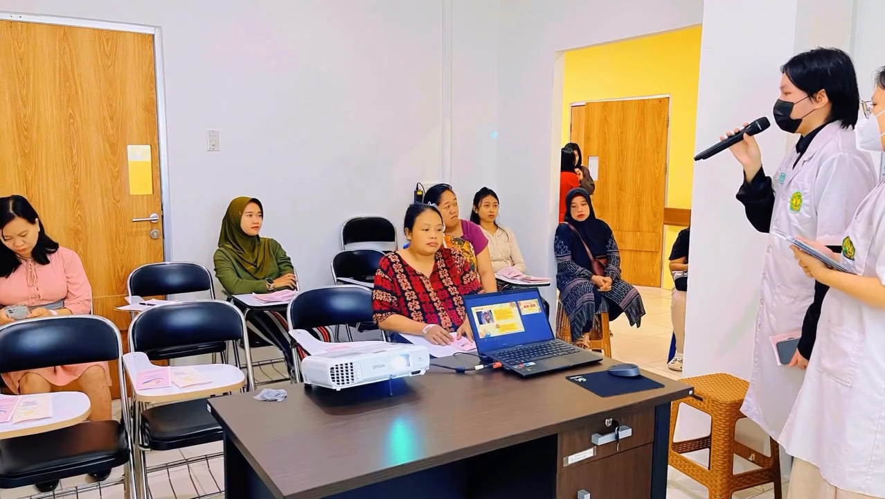 <p>Kegiatan penyuluhan kesehatan tentang kuning pada bayi oleh petugas kesehatan, di Ruangan Seruni RSUD dr Murjani Sampit, belum lama ini. (Foto: Ist) </p>