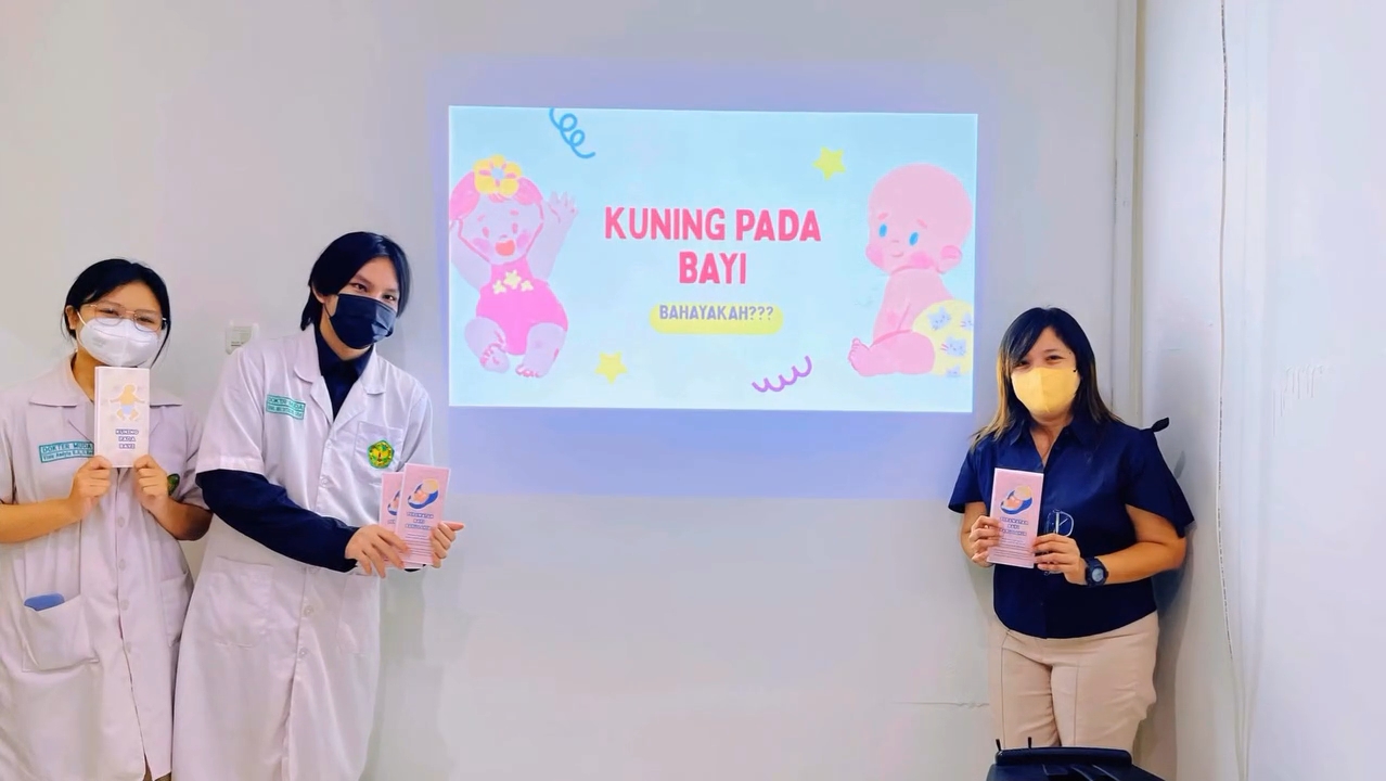 <p>Petugas RSUD dr Murjani Sampit saat membagikan tips serta penyuluhan kuning pada bayi. (Foto: RSUD) </p>