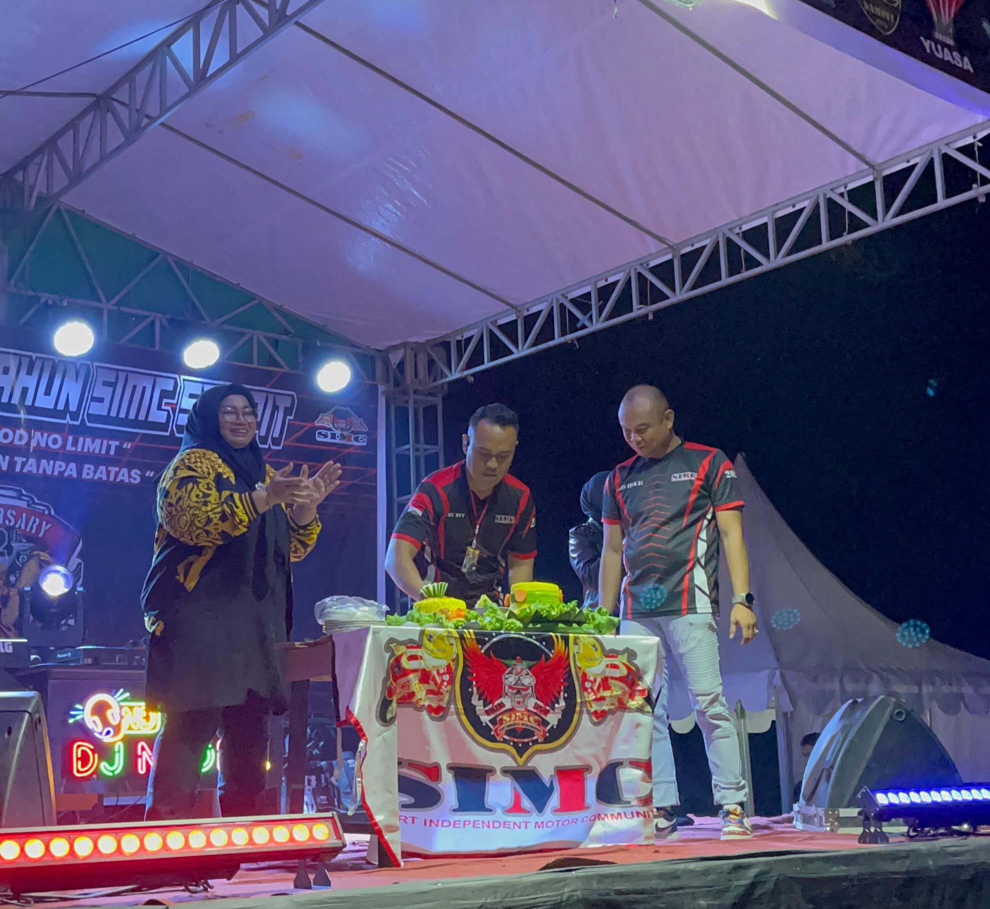 <p>Wabup Kotim, Irawati saat menghadiri perayaan hari jadinya SIMC ke-12 tahun, di Lapangan Parkir Stadion 29 November, pada Sabtu (18/10/2025) malam. (Foto: Ist) </p>
