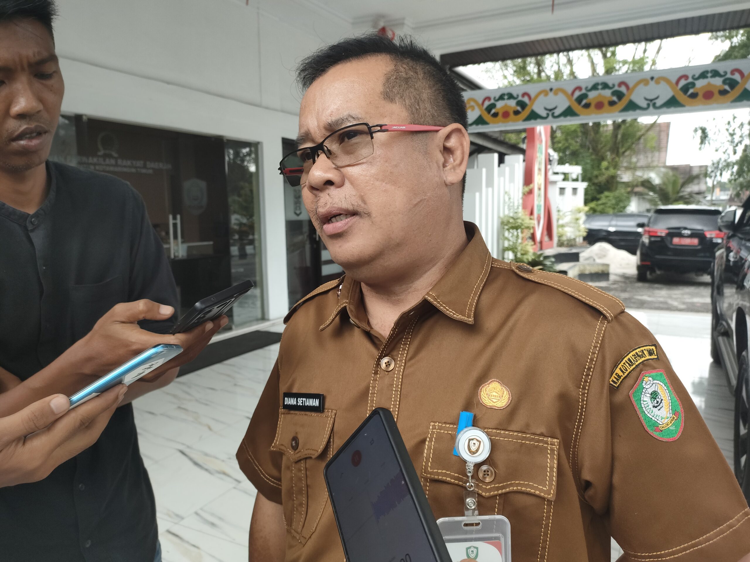 <p>Kepala DPMPTSP Kotim, Diana Setiawan saat diwawancarai, Senin (20/10/2025). (Foto: Apri) </p>