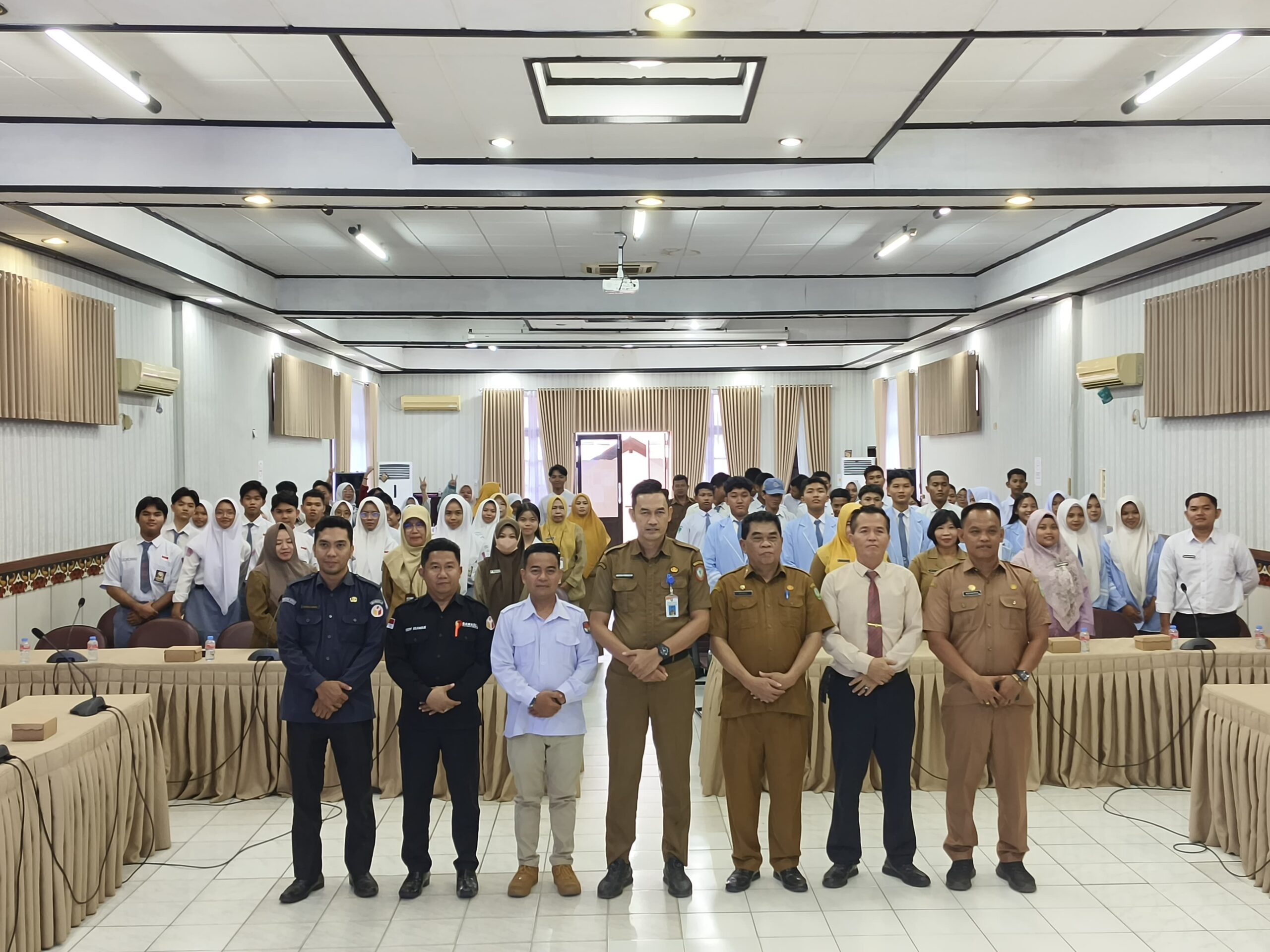 <p>Sosialisasi Pendidikan Politik bagi Pemilih Pemula yang digelar oleh Badan Kesatuan Bangsa dan Politik (Kesbangpol) Kotim, di Aula Lantai II Anggrek Tewu Setda Kotim, Senin (20/10/2025). (Foto: Apri)</p>