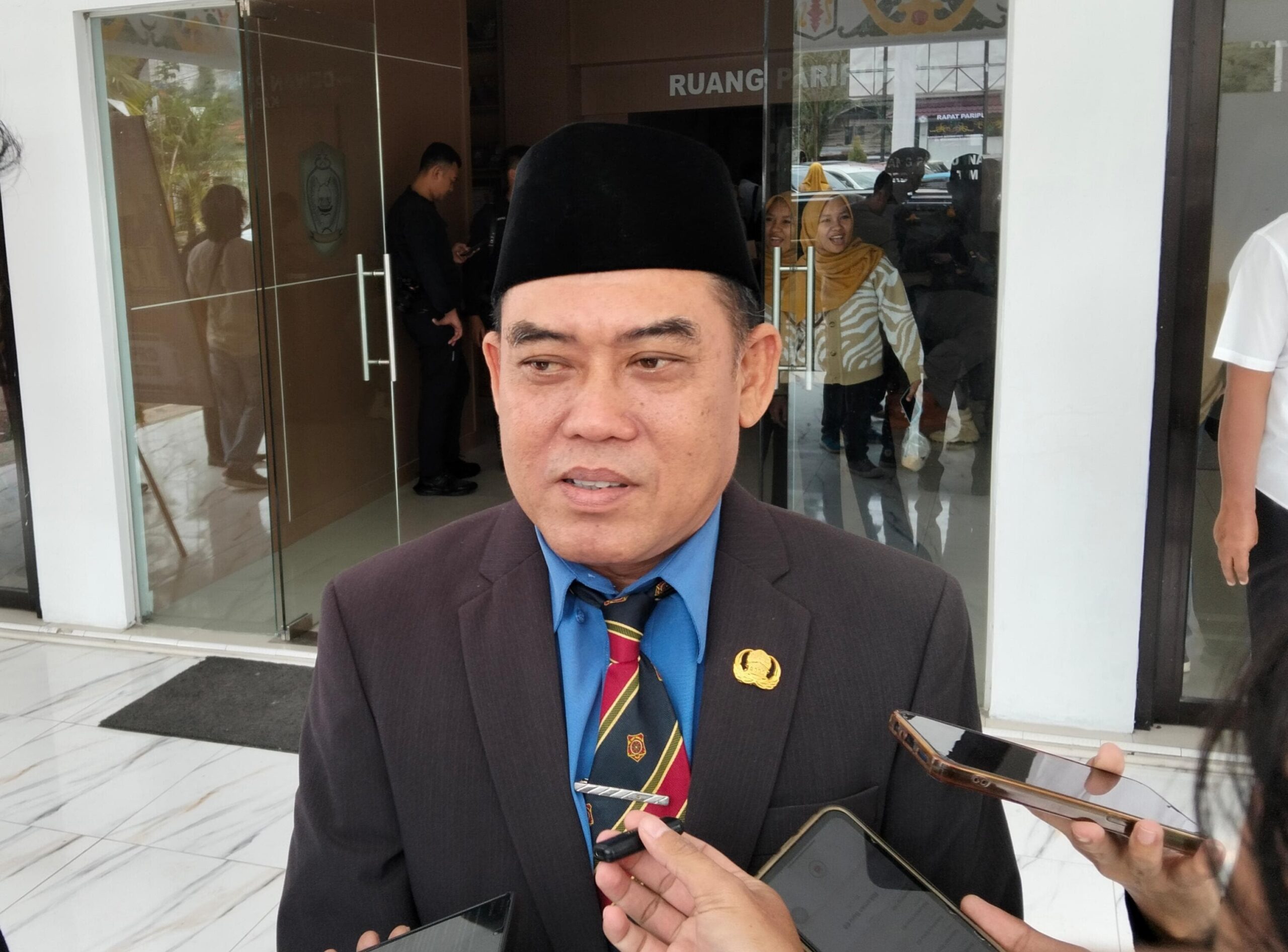 <p>Kepala Didik Kotim, Muhammad Irfansyah saat diwawancarai. (Foto: Apri)</p>