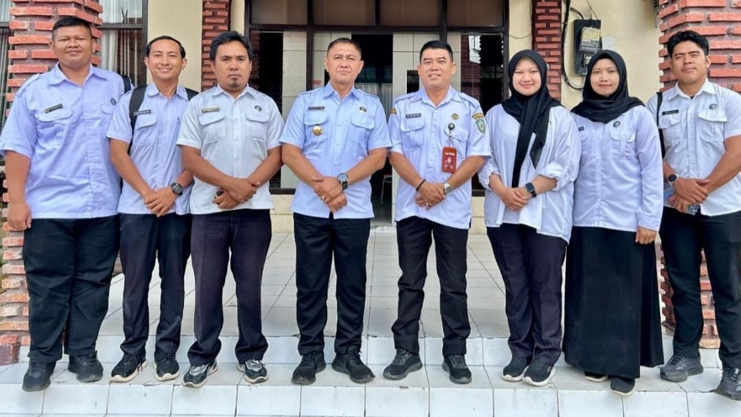 <p>Kepala Disdik Kotim Muhammad Irfansyah dan Kepala BNNK Kotim AKBP Muhammad Fadli berfoto bersama membahas sinergi pencegahan narkotika di lingkungan pendidikan, belum lama ini. (Foto: Ist)</p>