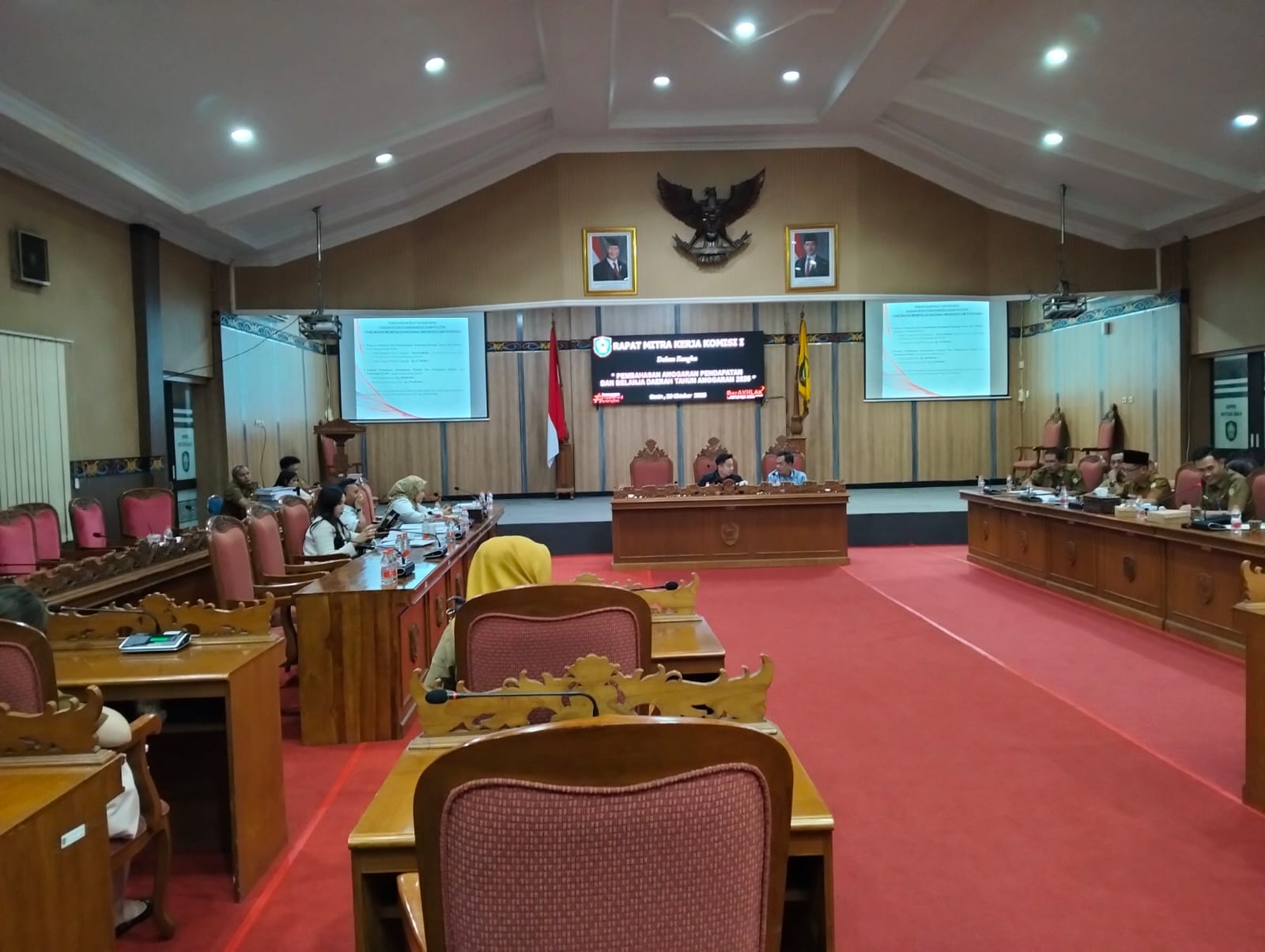 <p>Suasana rapat pembahasan APBD 2026 Komisi I dan Kesbangpol Kotim, pada Senin (20/10/2025). (Foto: Apri)</p>