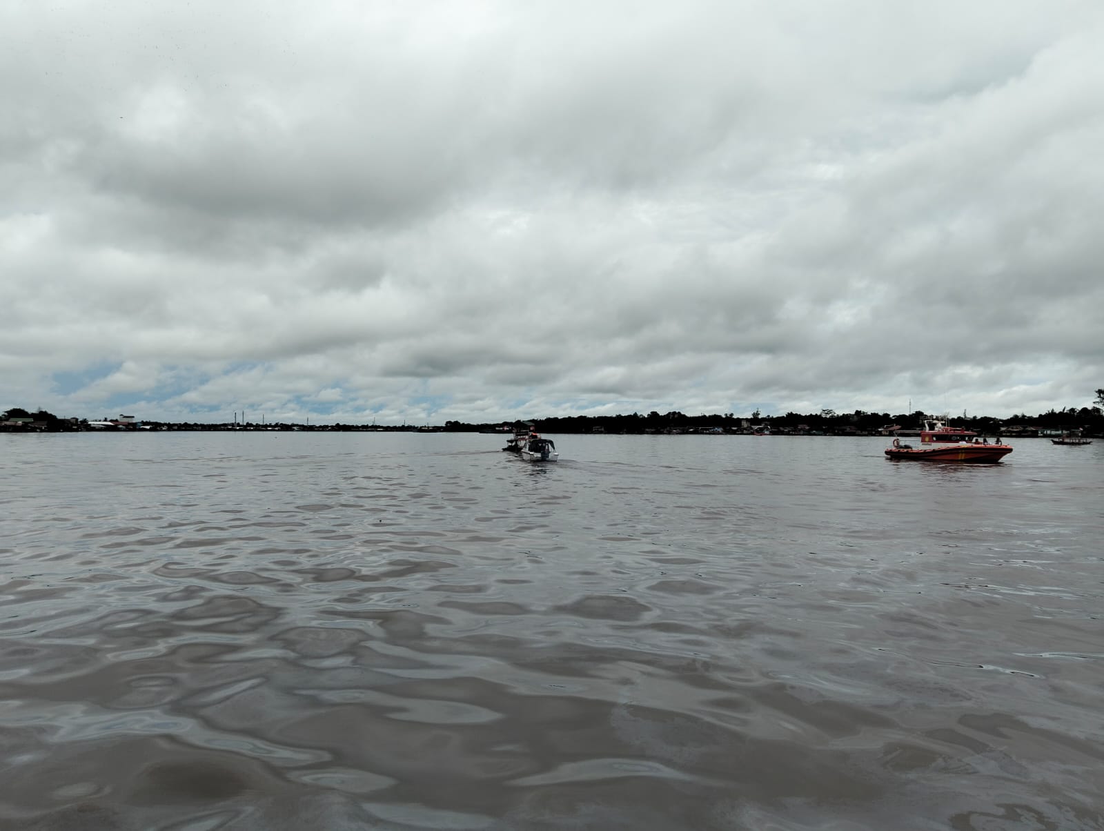 <p>Suasana Sungai Mentaya di Kota Sampit, Kabupaten Kotim, Selasa (21/10) 2025). (Foto: Apri) </p>
