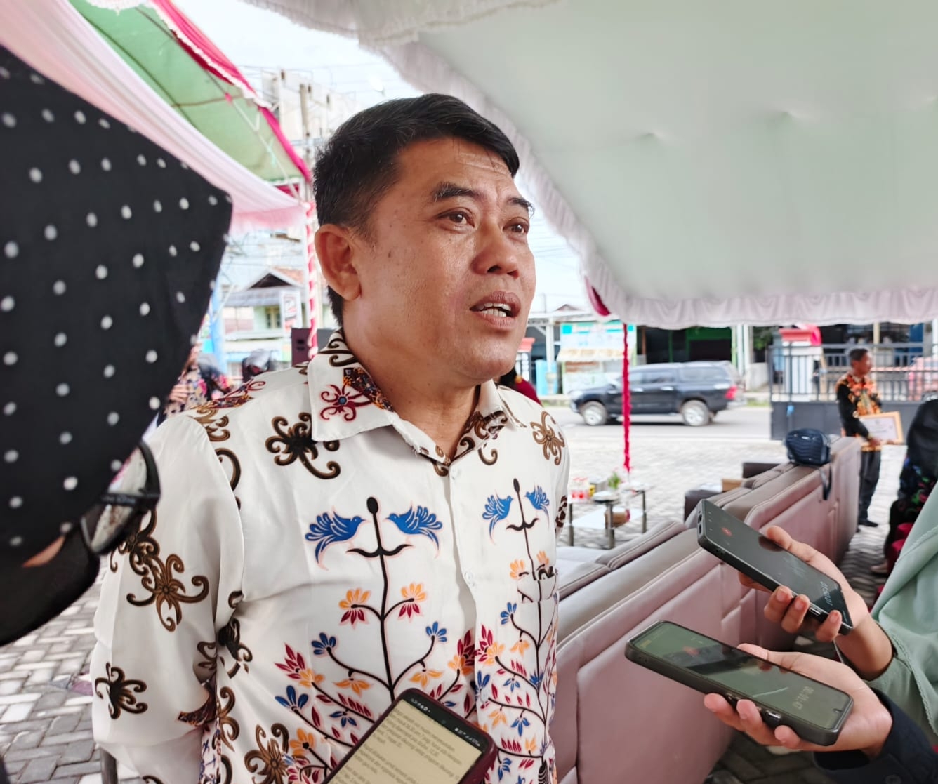 <p>Kepala Disdik Kotim, Muhammad Irfansyah saat diwawancarai, belum lama ini. (Dok: Apri) </p>