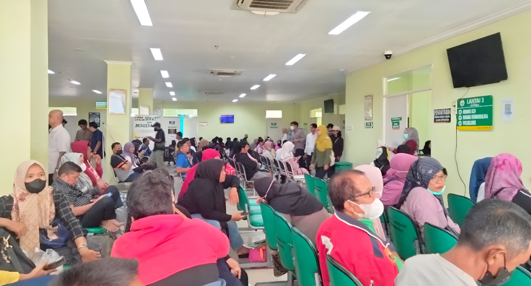 <p>Nampak masyarakat menunggu antrian pada pelayanan medik, belum lama ini. (Foto: Ist) </p>